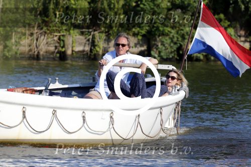 Nigtevecht 25 juli 2012
Jort Kelder en zijn vriendin Lauren Verster aan het varen met sloep/boot op de vecht.
Peter Smulders bv