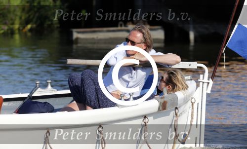 Nigtevecht 25 juli 2012
Jort Kelder en zijn vriendin Lauren Verster aan het varen met sloep/boot op de vecht.
Peter Smulders bv