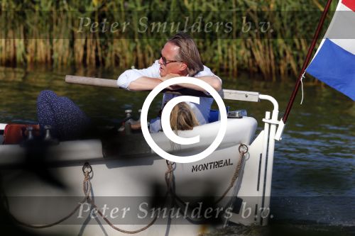 Nigtevecht 25 juli 2012
Jort Kelder en zijn vriendin Lauren Verster aan het varen met sloep/boot op de vecht.
Peter Smulders bv