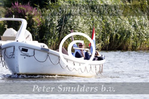 Nigtevecht 25 juli 2012
Jort Kelder en zijn vriendin Lauren Verster aan het varen met sloep/boot op de vecht.
Peter Smulders bv