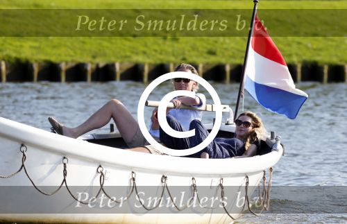 Nigtevecht 25 juli 2012
Jort Kelder en zijn vriendin Lauren Verster aan het varen met sloep/boot op de vecht.
Peter Smulders bv