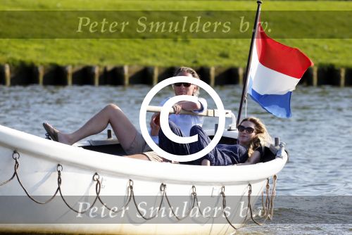 Nigtevecht 25 juli 2012
Jort Kelder en zijn vriendin Lauren Verster aan het varen met sloep/boot op de vecht.
Peter Smulders bv
