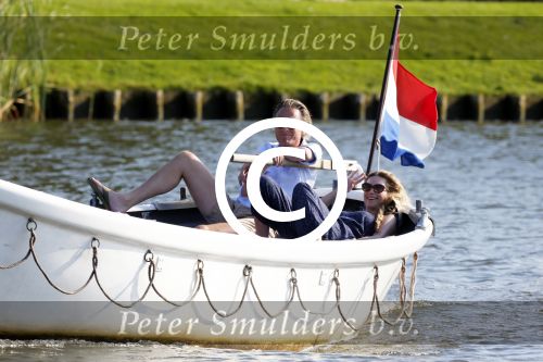 Nigtevecht 25 juli 2012
Jort Kelder en zijn vriendin Lauren Verster aan het varen met sloep/boot op de vecht.
Peter Smulders bv