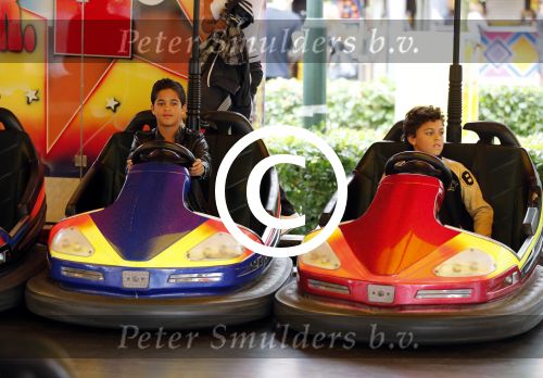 Laren 4 juli 2012
Kermis in laren . Angela v Hulten met zoons Justin en Ruben Kluivert
Peter Smulders bv