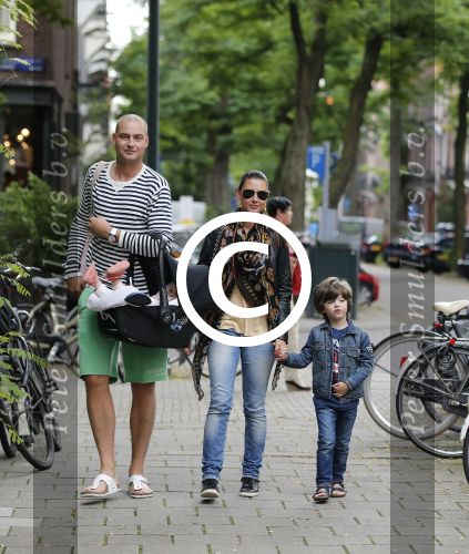 Amsterdam 8 augustus 2012
Lange Frans met zijn vrouw Danielle en hun kinderen aan het winkelen.
Peter Smulders bv