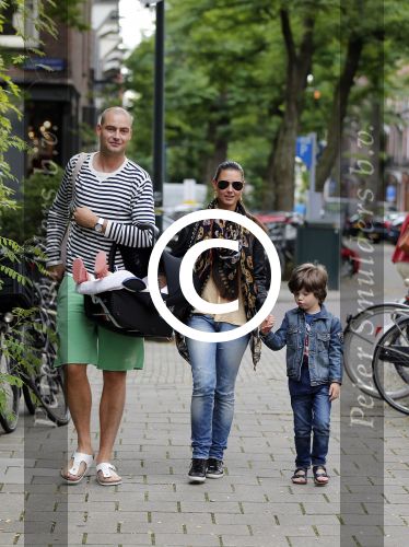 Amsterdam 8 augustus 2012
Lange Frans met zijn vrouw Danielle en hun kinderen aan het winkelen.
Peter Smulders bv