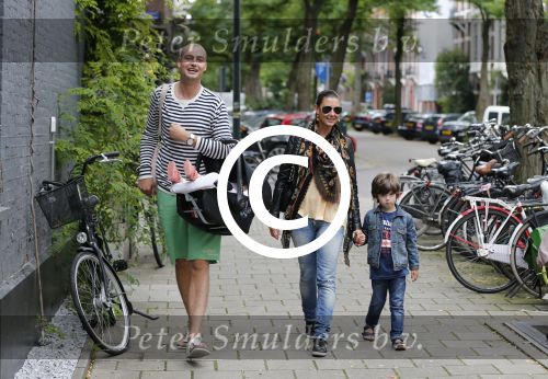 Amsterdam 8 augustus 2012
Lange Frans met zijn vrouw Danielle en hun kinderen aan het winkelen.
Peter Smulders bv