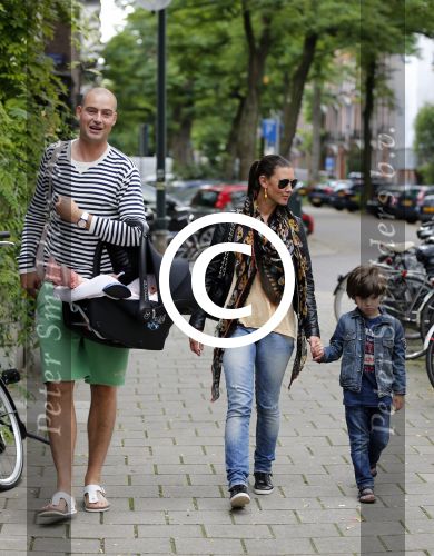 Amsterdam 8 augustus 2012
Lange Frans met zijn vrouw Danielle en hun kinderen aan het winkelen.
Peter Smulders bv
