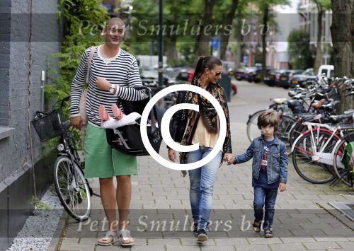 Amsterdam 8 augustus 2012
Lange Frans met zijn vrouw Danielle en hun kinderen aan het winkelen.
Peter Smulders bv