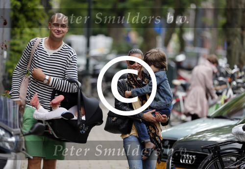 Amsterdam 8 augustus 2012
Lange Frans met zijn vrouw Danielle en hun kinderen aan het winkelen.
Peter Smulders bv