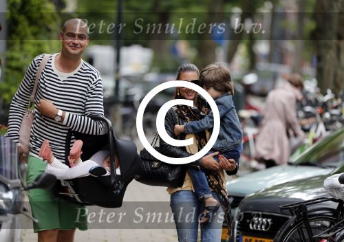 Amsterdam 8 augustus 2012
Lange Frans met zijn vrouw Danielle en hun kinderen aan het winkelen.
Peter Smulders bv