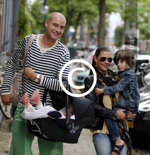 Amsterdam 8 augustus 2012
Lange Frans met zijn vrouw Danielle en hun kinderen aan het winkelen.
Peter Smulders bv