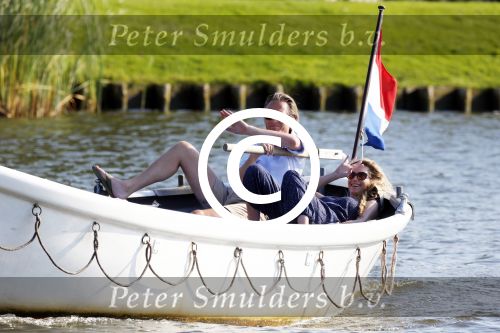 Nigtevecht 25 juli 2012
Jort Kelder en zijn vriendin Lauren Verster aan het varen met sloep/boot op de vecht.
Peter Smulders bv
