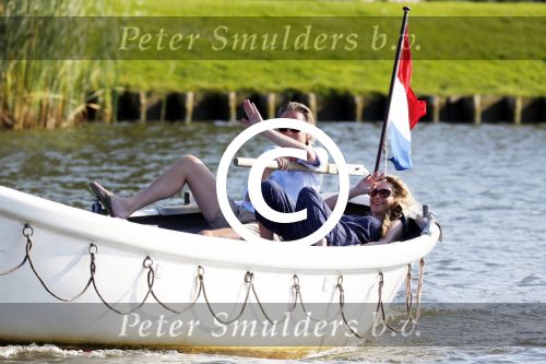 Nigtevecht 25 juli 2012
Jort Kelder en zijn vriendin Lauren Verster aan het varen met sloep/boot op de vecht.
Peter Smulders bv