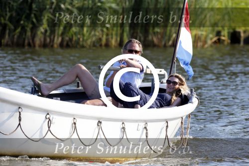 Nigtevecht 25 juli 2012
Jort Kelder en zijn vriendin Lauren Verster aan het varen met sloep/boot op de vecht.
Peter Smulders bv