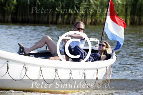Nigtevecht 25 juli 2012
Jort Kelder en zijn vriendin Lauren Verster aan het varen met sloep/boot op de vecht.
Peter Smulders bv