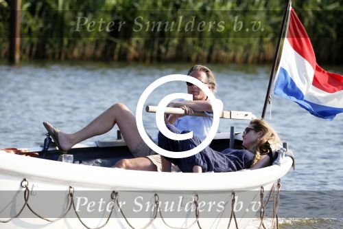 Nigtevecht 25 juli 2012
Jort Kelder en zijn vriendin Lauren Verster aan het varen met sloep/boot op de vecht.
Peter Smulders bv