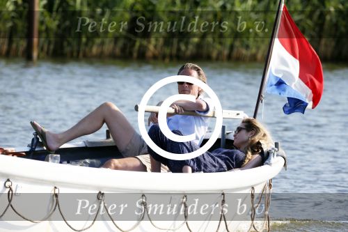 Nigtevecht 25 juli 2012
Jort Kelder en zijn vriendin Lauren Verster aan het varen met sloep/boot op de vecht.
Peter Smulders bv