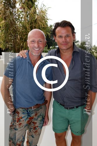 St Tropez 3 augustus 2012
Jan des Bouvrie viert zijn 70e verjaardag thuis bij hem in St Tropez. Leco v Zadelhoff met vriend Rob
Peter Smulders bv