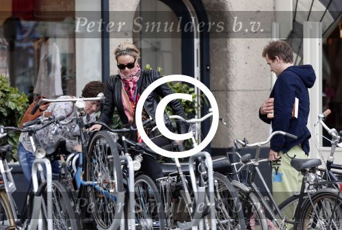 Amsterdam 27 juni 2012
Lieke v Lexmond met een kennis?? achter op de scotter.
Peter Smulders bv