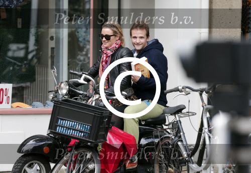 Amsterdam 27 juni 2012
Lieke v Lexmond met een kennis?? achter op de scotter.
Peter Smulders bv
