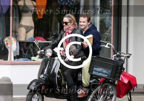 Amsterdam 27 juni 2012
Lieke v Lexmond met een kennis?? achter op de scotter.
Peter Smulders bv