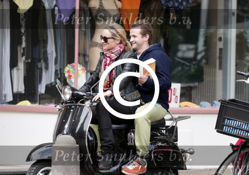 Amsterdam 27 juni 2012
Lieke v Lexmond met een kennis?? achter op de scotter.
Peter Smulders bv