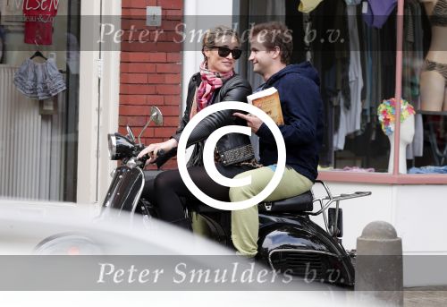 Amsterdam 27 juni 2012
Lieke v Lexmond met een kennis?? achter op de scotter.
Peter Smulders bv
