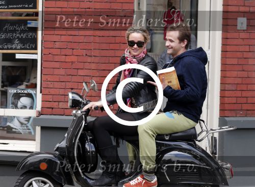 Amsterdam 27 juni 2012
Lieke v Lexmond met een kennis?? achter op de scotter.
Peter Smulders bv