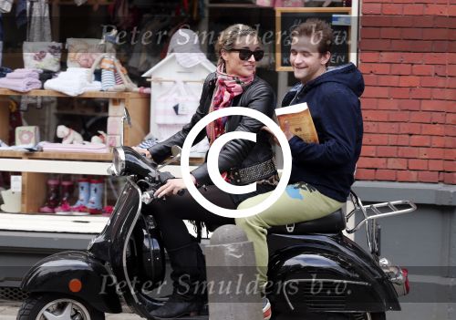 Amsterdam 27 juni 2012
Lieke v Lexmond met een kennis?? achter op de scotter.
Peter Smulders bv