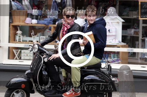 Amsterdam 27 juni 2012
Lieke v Lexmond met een kennis?? achter op de scotter.
Peter Smulders bv