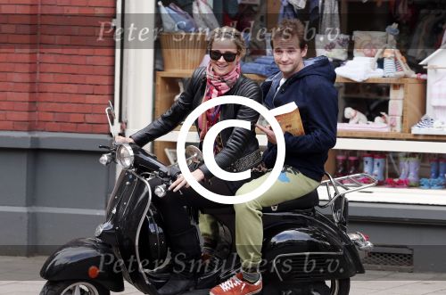 Amsterdam 27 juni 2012
Lieke v Lexmond met een kennis?? achter op de scotter.
Peter Smulders bv