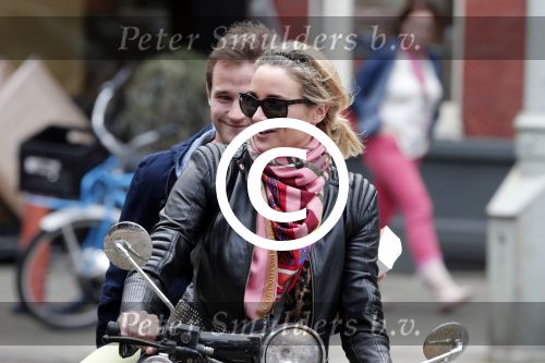 Amsterdam 27 juni 2012
Lieke v Lexmond met een kennis?? achter op de scotter.
Peter Smulders bv