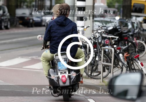 Amsterdam 27 juni 2012
Lieke v Lexmond met een kennis?? achter op de scotter.
Peter Smulders bv