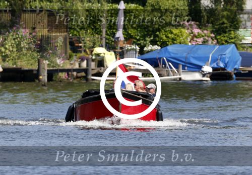 Vreeland 25 juli 2012
Maarten Spanjer met vriendin en Rene v d Gijp met vriendin aan het varen op de Vecht met sloep/boot Maarten.
Peter Smulders bv