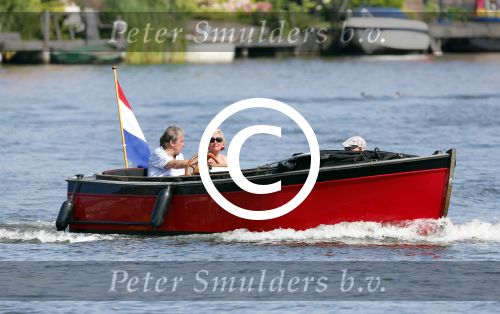 Vreeland 25 juli 2012
Maarten Spanjer met vriendin en Rene v d Gijp met vriendin aan het varen op de Vecht met sloep/boot Maarten.
Peter Smulders bv