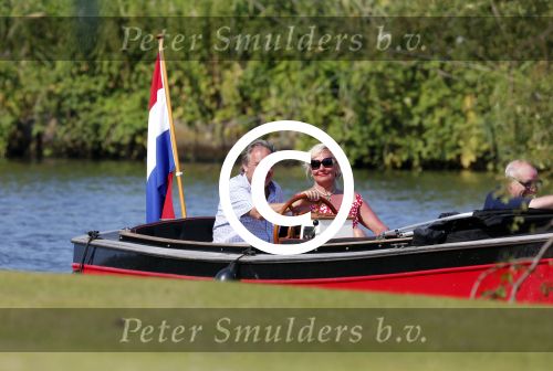 Vreeland 25 juli 2012
Maarten Spanjer met vriendin en Rene v d Gijp met vriendin aan het varen op de Vecht met sloep/boot Maarten.
Peter Smulders bv