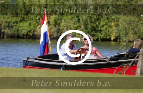 Vreeland 25 juli 2012
Maarten Spanjer met vriendin en Rene v d Gijp met vriendin aan het varen op de Vecht met sloep/boot Maarten.
Peter Smulders bv
