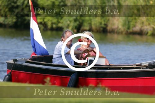 Vreeland 25 juli 2012
Maarten Spanjer met vriendin en Rene v d Gijp met vriendin aan het varen op de Vecht met sloep/boot Maarten.
Peter Smulders bv