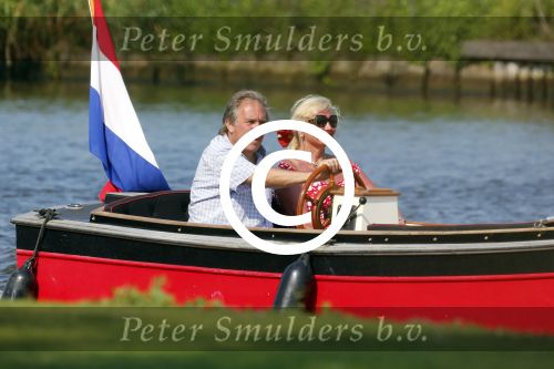 Vreeland 25 juli 2012
Maarten Spanjer met vriendin en Rene v d Gijp met vriendin aan het varen op de Vecht met sloep/boot Maarten.
Peter Smulders bv