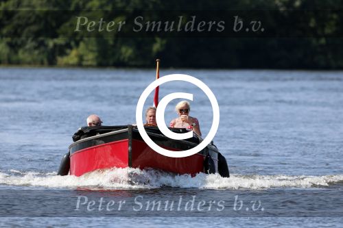 Vreeland 25 juli 2012
Maarten Spanjer met vriendin en Rene v d Gijp met vriendin aan het varen op de Vecht met sloep/boot Maarten.
Peter Smulders bv