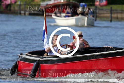 Vreeland 25 juli 2012
Maarten Spanjer met vriendin en Rene v d Gijp met vriendin aan het varen op de Vecht met sloep/boot Maarten.
Peter Smulders bv