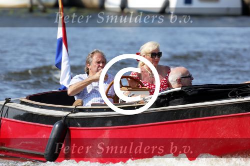 Vreeland 25 juli 2012
Maarten Spanjer met vriendin en Rene v d Gijp met vriendin aan het varen op de Vecht met sloep/boot Maarten.
Peter Smulders bv
