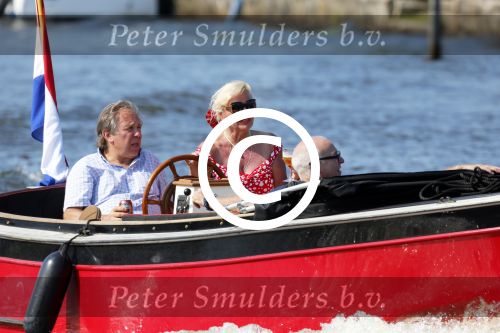 Vreeland 25 juli 2012
Maarten Spanjer met vriendin en Rene v d Gijp met vriendin aan het varen op de Vecht met sloep/boot Maarten.
Peter Smulders bv