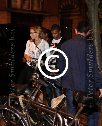 Amsterdam 6 juli 2012
Madonna and her boyfriend Brahim Zaibat visiting theatre Tuschinski to see a movie together.
Peter Smulders bv
