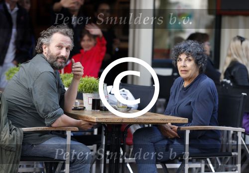 Amsterdam 7 augustus 2012
Hanneke Groenteman en Marcel Mutsers op terras.
Peter Smulders bv