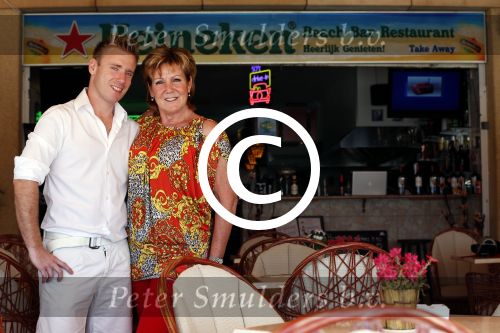 Gran Canaria Las Palmas 9 juli 2012
Marianne Weber zoon en kleinzoon bij de strandtent op Gran Canaria.
Peter Smulders bv