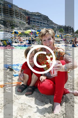 Gran Canaria Las Palmas 9 juli 2012
Marianne Weber zoon en kleinzoon bij de strandtent op Gran Canaria.
Peter Smulders bv