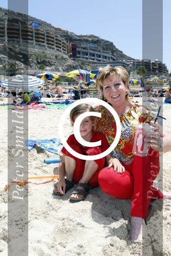 Gran Canaria Las Palmas 9 juli 2012
Marianne Weber zoon en kleinzoon bij de strandtent op Gran Canaria.
Peter Smulders bv