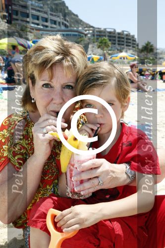 Gran Canaria Las Palmas 9 juli 2012
Marianne Weber zoon en kleinzoon bij de strandtent op Gran Canaria.
Peter Smulders bv